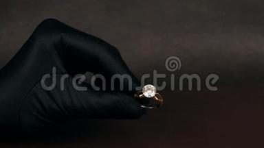 珠宝，镶有钻石的金戒指，珠宝店里卖的珠宝，商场，戒指在里面